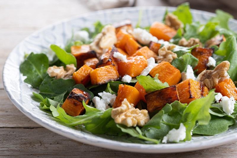 Salata cu cartof dulce copt, naut si dressing de avocado
